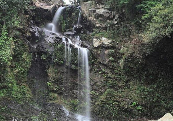 Thác nước kỳ dị, cứ mưa là hiện hình cô dâu