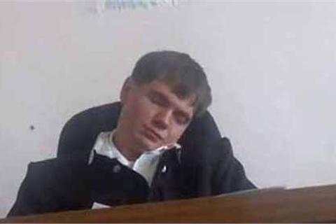 Thẩm phán Nga ngủ gật trong khi xét xử