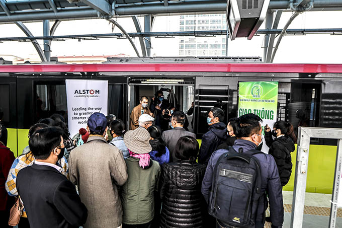 Người dân háo hức tham quan đoàn tàu tuyến metro Nhổn - ga Hà Nội