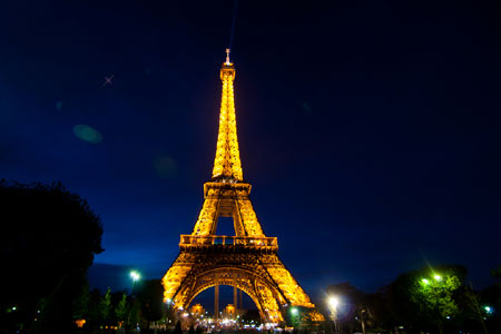 1.400 người sơ tán khỏi tháp Eiffel vì đe dọa đánh bom