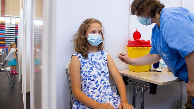 Nhiều nước gấp rút tiêm vaccine cho trẻ em