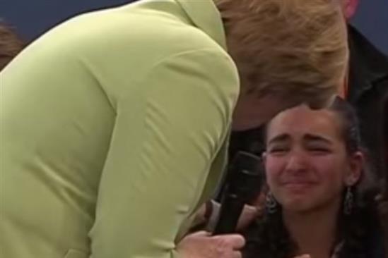 Cô bé nhập cư khóc, thủ tướng Đức cho ở thêm 2 năm