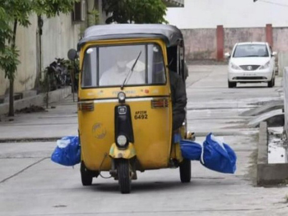 Sốc với cảnh chở thi thể bệnh nhân COVID-19 bằng xe tuk tuk