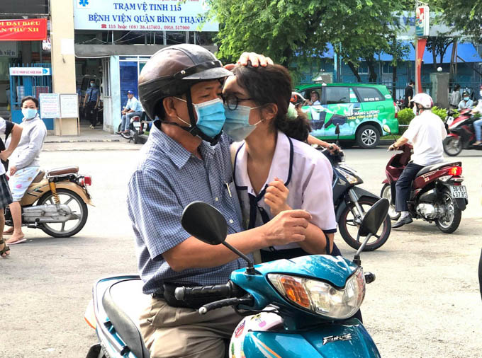 Xúc động hình ảnh cha mẹ động viên con thi tốt nghiệp THPT