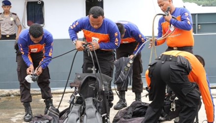 Nhóm cứu hộ Nga đến Indonesia bắt đầu tìm kiếm máy bay QZ8501