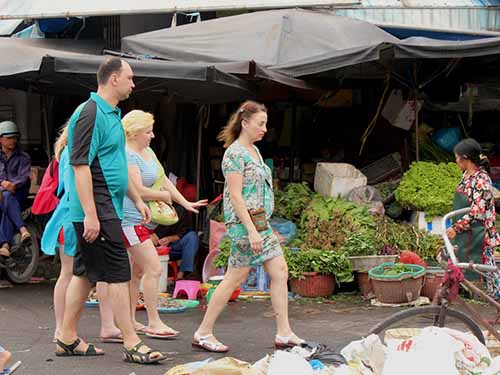 “Ngồi trên lửa” vì khách Nga