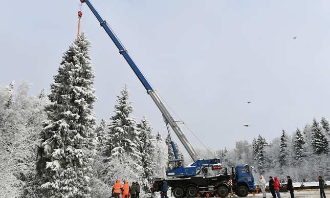Nga trang hoàng quảng trường Điện Kremlin bằng cây thông Noel 90 năm tuổi