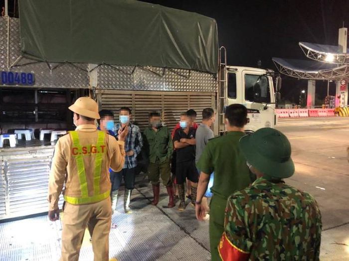 4 người trốn trong thùng xe chở heo để thông chốt kiểm dịch