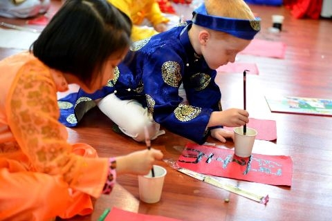 Cậu bé người Úc viết thư pháp Việt