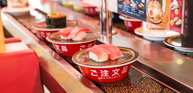 Nữ thực tập sinh Việt ở Nhật liếm sushi đang trên băng chuyền