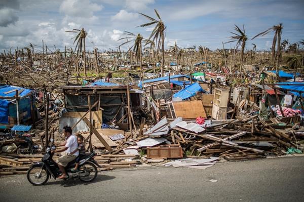 Siêu bão Mangkhut thổi bay miền Bắc Philippines với sức gió 120 km/giờ