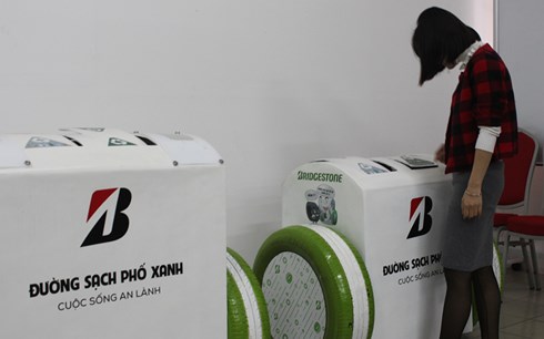 Hà Nội có thùng rác thông minh, sạc pin điện thoại