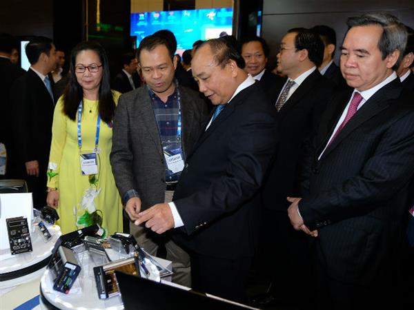 Bao giờ VN có những ''người khổng lồ'' như Alibaba, Facebook, Amazon?