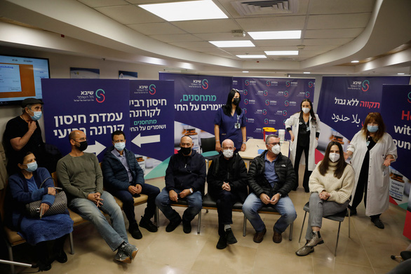Israel bắt đầu tiêm mũi 4, Omicron gây ''sóng thần'' ở Mỹ