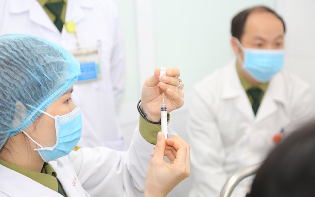 Nữ nhân viên y tế sốc phản vệ, Đà Nẵng dừng tiêm vaccine