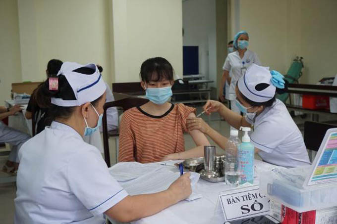 Tiêm mũi 2 vaccine COVID-19: Giải mã tin đồn về 'bí quyết' để không sốt, không đau
