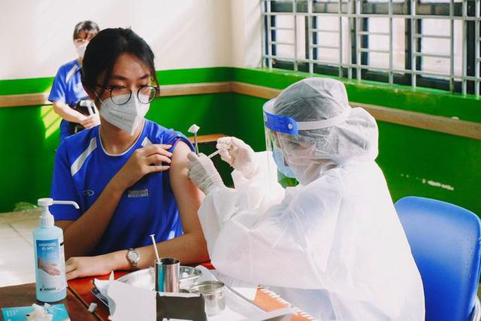 Vì sao trẻ nam không nên 'hoạt động thể thao quá mức' sau 3 ngày tiêm vaccine phòng COVID-19?