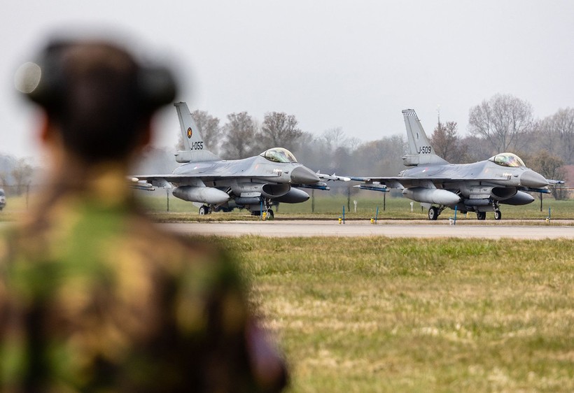 F-16 có thể đối mặt tiêm kích và nhiều tầng phòng không