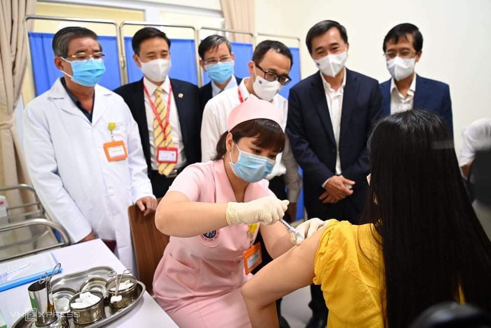 6 người đầu tiên tiêm thử nghiệm vaccine Covivac