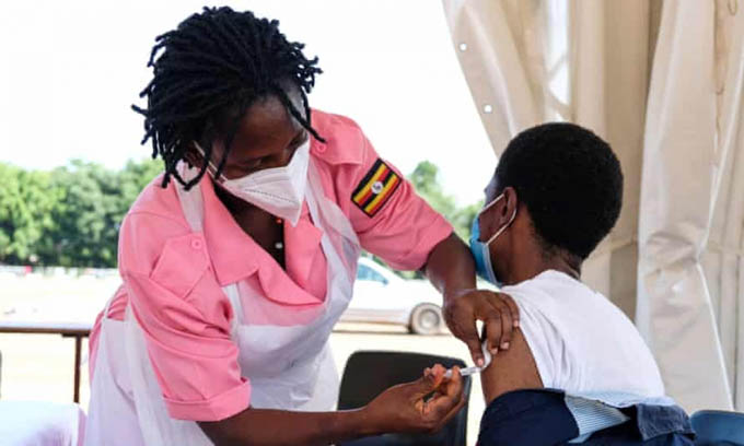 Cạn kiệt vaccine, châu Phi nguy cơ hứng chịu ''cơn sóng thần'' Covid-19 tồi tệ hơn Ấn Độ