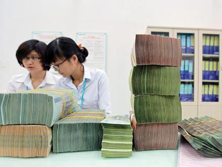 Ngân hàng gõ cửa từng nhà tiếp thị vốn ế