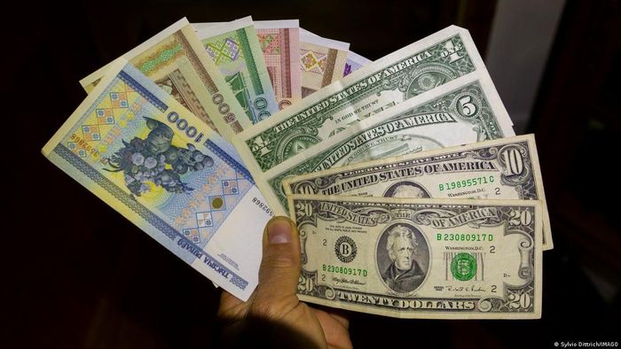 Đồng Ruble đang trượt giá nhưng chính phủ Nga lại mong muốn điều này?