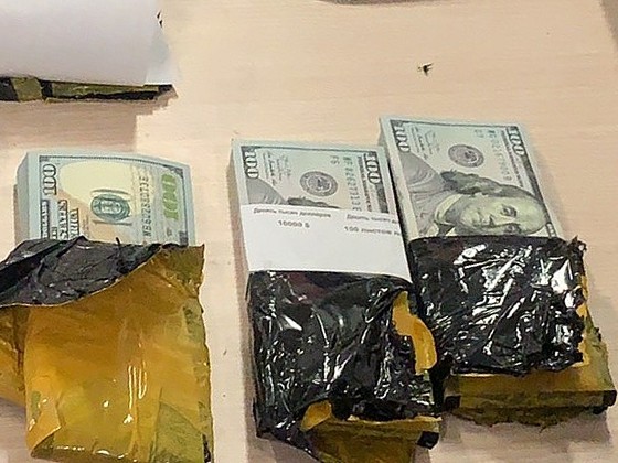 Một hành khách vận chuyển trái phép 129.000 USD từ Nga về Nội Bài