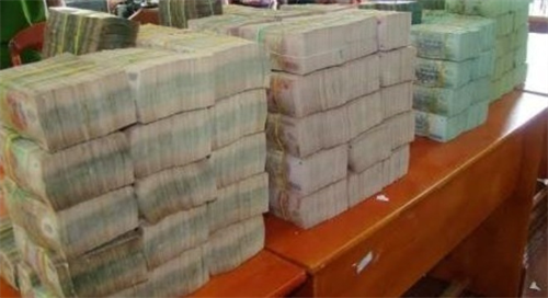 Bắt quả tang chở một xe ô tô tiền Việt Nam qua Campuchia