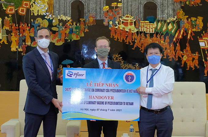Hơn 97.000 liều vắc xin phòng COVID-19 của Pfizer/BioNtech đầu tiên đã về Việt Nam