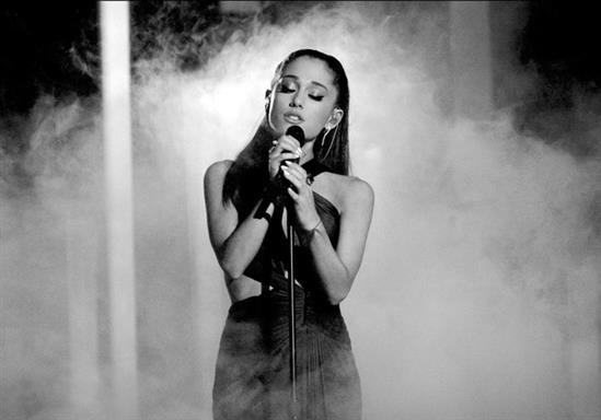 Ariana Grande viết tâm thư xúc động, tuyên bố sẽ trở lại Manchester biểu diễn