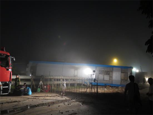 Tai nạn nghiêm trọng, đầu máy xe lửa văng khỏi đường ray