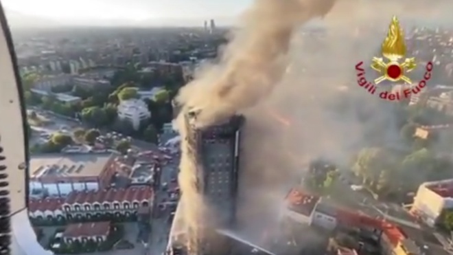 Tòa nhà 20 tầng Italia bốc cháy thành ''biển lửa''