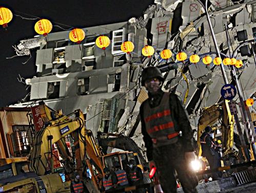 Bé 3 tháng tuổi người Việt kẹt trong tòa nhà sập ở Đài Loan