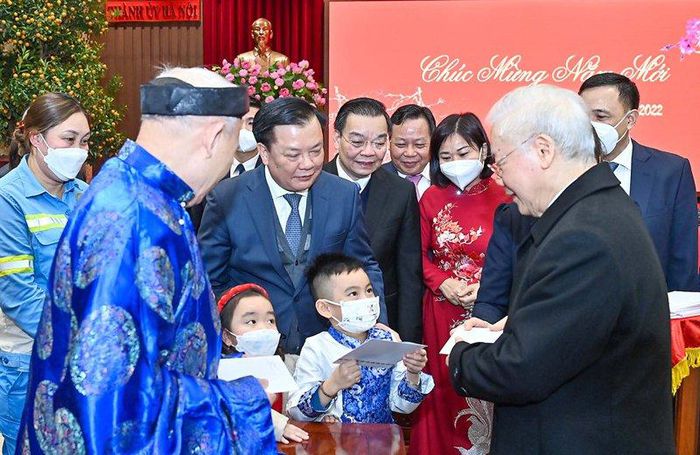 Tổng bí thư chúc Tết và lì xì người dân thủ đô