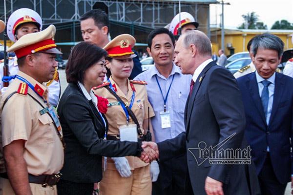 Cái bắt tay vượt qua nghi lễ ngoại giao của Tổng thống Putin