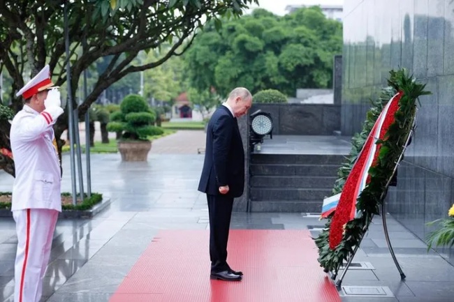 Tổng thống Nga Vladimir Putin vào Lăng viếng Chủ tịch Hồ Chí Minh