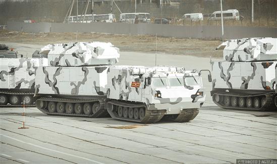 Ngắm dàn vũ khí mới Tor-M2DT và Pantsir-SA Nga tập diễu binh (video)