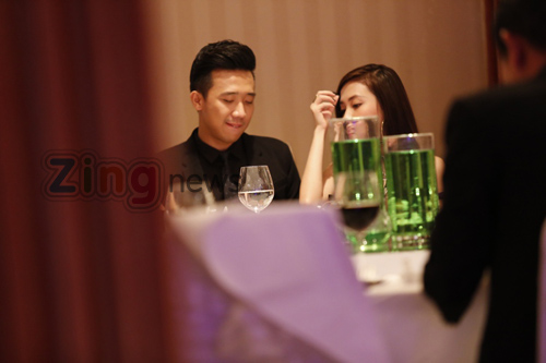 Trấn Thành đưa bạn gái hot girl đi ăn cưới