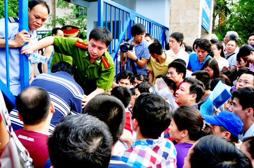 Hà Nội có còn tái diễn cảnh “trắng đêm, đạp cổng