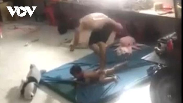Bé trai 5 tuổi bị ''chồng hờ'' của mẹ đánh đập dã man ở Bình Dương