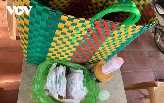 Bé trai bị bỏ lại trong chiếc giỏ nhựa giữa đêm