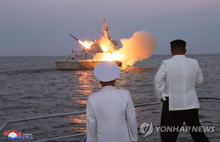 Ông Kim Jong Un xem hải quân Triều Tiên phóng thử tên lửa hành trình