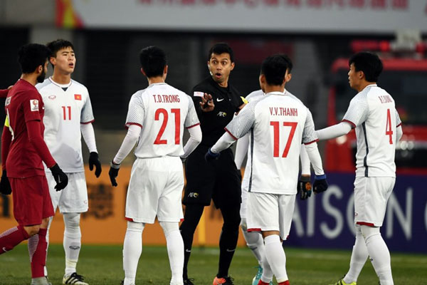 Trọng tài bị CĐV 