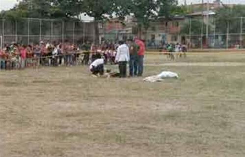 Sốc: Cầu thủ nổ súng bắn chết trọng tài ngay trên sân bóng