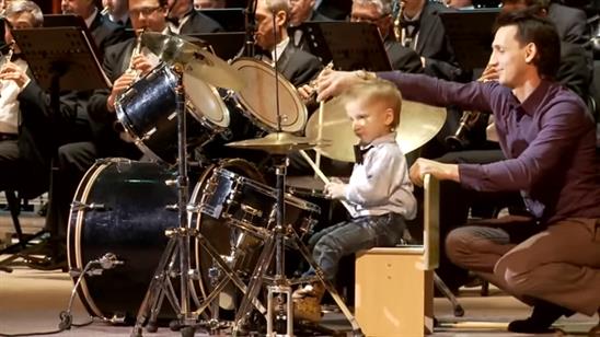 Tròn mắt xem màn trình diễn gây bão của thiên tài chơi trống 3 tuổi