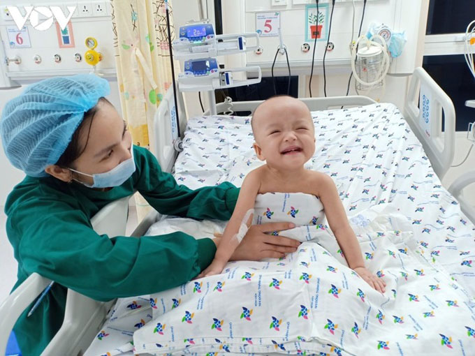 Trúc Nhi - Diệu Nhi đã ngồi được và chơi đùa tinh nghịch