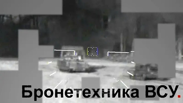 Video: Trực thăng Nga soi rõ xe bọc thép Ukraine vượt biên giới, phóng tên lửa bắn cháy