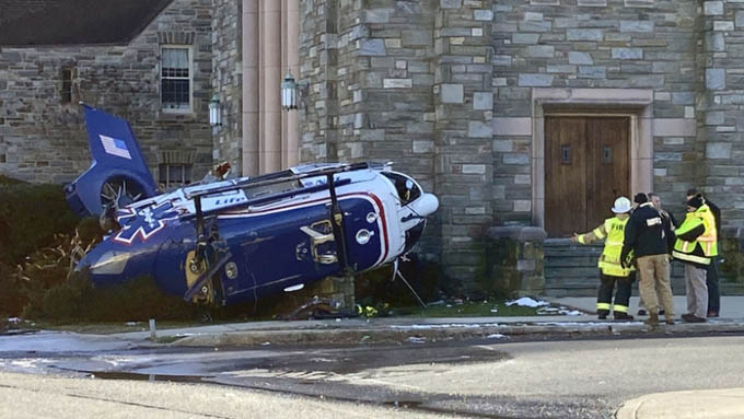Trực thăng lao xuống sát nhà thờ, 4 người thoát chết trong gang tấc