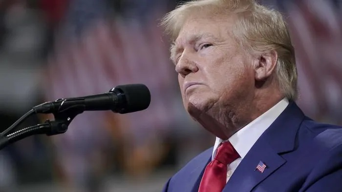 Ông Trump than thở đặc vụ FBI đi cả giày vào phòng ngủ ở Mar-a-Lago