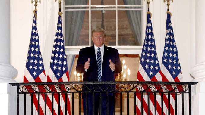 Mắc COVID-19, Tổng thống Trump nắm giữ lợi thế mà ứng viên Biden không có